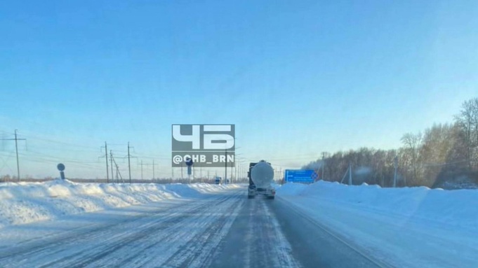 Состояние трассы Р-256 / Фото: "Черное и Белое Барнаул"