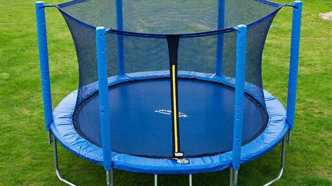 Пустой батут / Фото: создано в нейросети 