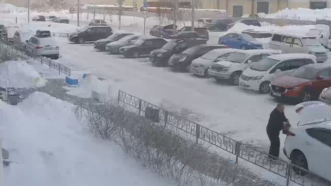 Таксист положил аккумулятор себе в багажник / Фото: скриншот из видео от читателя amic.ru