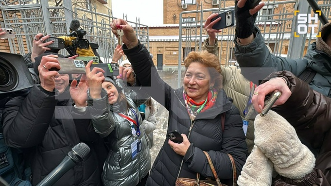 Адвокат Лурье держит ключи от квартиры / Фото: Shot