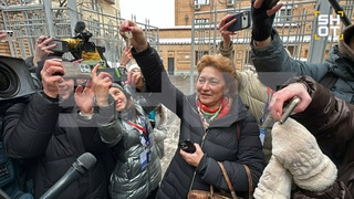 Адвокат Лурье держит ключи от квартиры / Фото: Shot