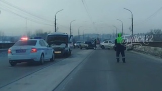 Столкновение автомобилей на Коммунальном мосту / Кадр из видео: "Бийск 22"