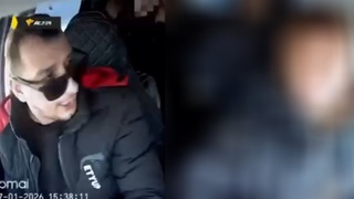 Пассажирка пыталась выхватить руль у таксиста / Кадр из видео: АСТ-54