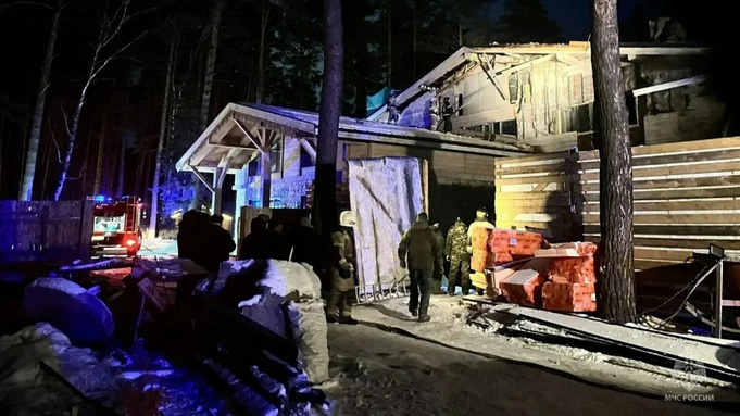 Пожар в курортном кластере "Бирюзовая Катунь" / Фото: МЧС по Алтайскому краю