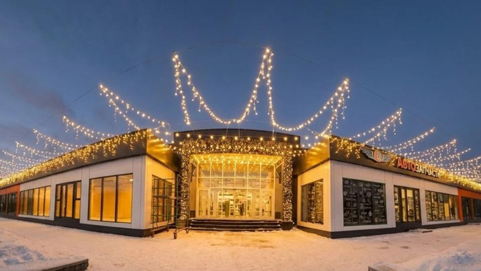 Украшение фасада к Новому году / Фото: сайт администрации Барнаула 