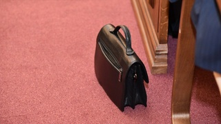 Портфель депутата / Фото пресс-службы АКЗС