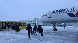 Пассажиры выходят из самолета / Фото: пресс-служба Минтранса Алтайского края