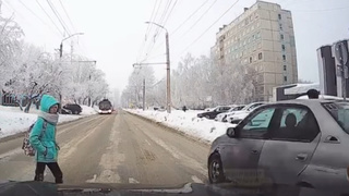 В Барнауле девушка чуть не сбила пешеходов / Фото: кадр из видео