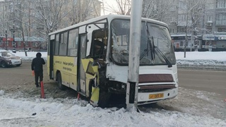 Автобус врезался в столб в Барнауле / Фото: "Инцидент Барнаул"
