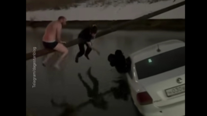 Ребенка достали из плывущего автомобиля / Скриншот из видео Телеканал "Звезда"