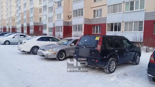 Парковка на улице Малахова / Фото: "Черное и Белое Барнаул"