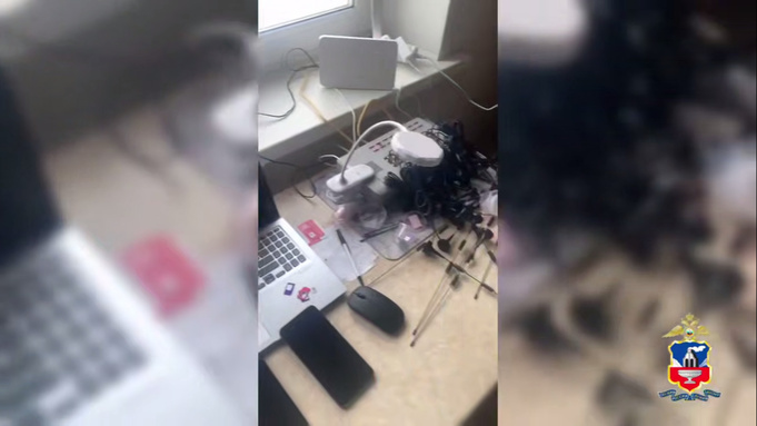 Технические устройства для связи телефонных мошенников у жительницы Бийска / Скрин из видео "МВД Медиа"