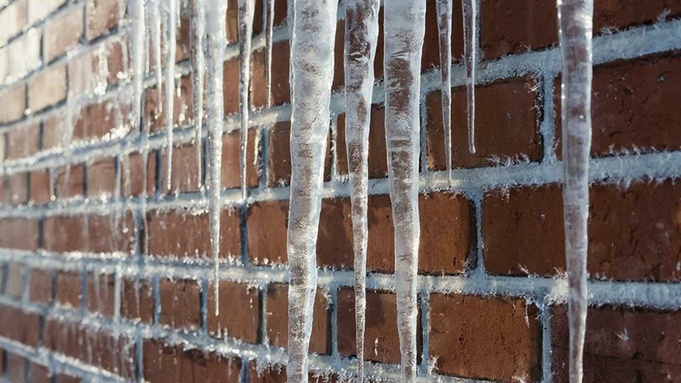 Сосульки и замерзшая вода / Фото: создано в нейросети 