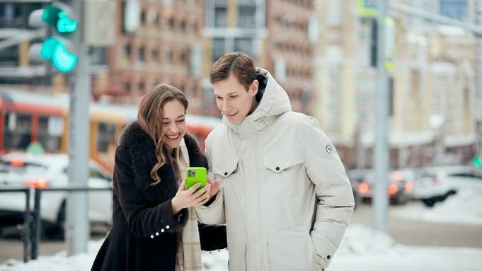 Девушка и парень. Смартфон / Фото: пресс-служба МегаФона
