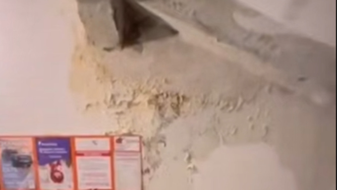 Протечка на первом этаже / Фото: "Черное и белое Барнаул"