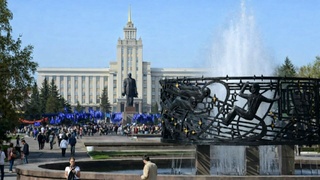 Дом советов под шпилем / Изображение сгенерировано с помощью нейросети Dall-E / amic.ru