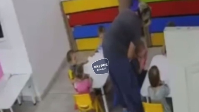 Воспитатель детского сада грубо обращалась с ребенком / Фото: стоп-кадр с видео "В курсе 22"