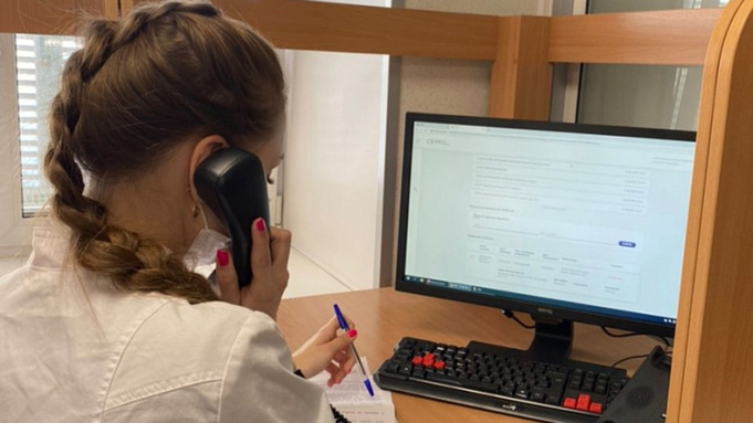 Оператор службы 122 / Фото: пресс-служба Минздрава Алтайского края