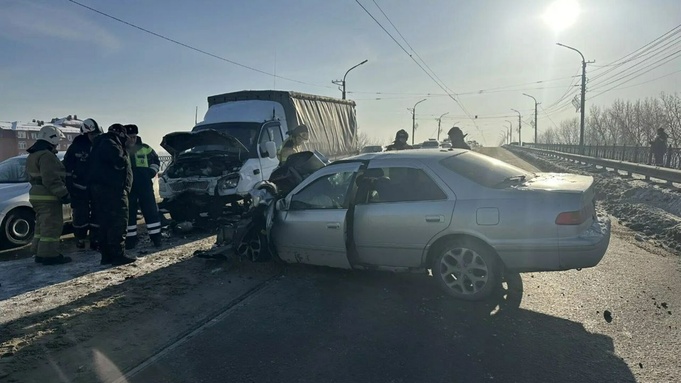 ДТП на Коммунальном мосту / Фото: "Бийск &mdash; мой город" / "Бийск 22" /ССМП Бийск