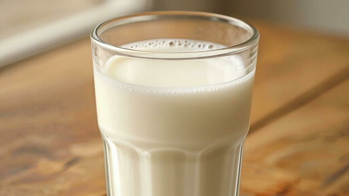 Стакан с молоком / Фото: создано в нейросети