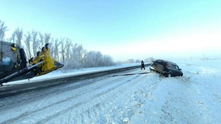 Помощь водителю в кювете / Фото: Минтранс Алтайского края