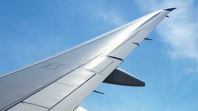 Крыло самолета / Фото: создано в нейросети