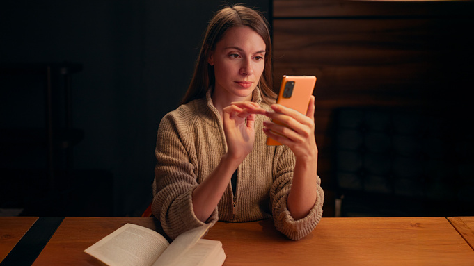 Девушка. Книга. Смартфон / Фото: Билайн