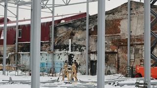 Стройка на месте пожара на "Теплом рынке" / Фото: amic.ru