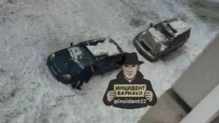 Пострадавшие автомобили / Фото: "Инцидент Барнаул"