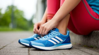 Кроссовки, бренд / Изображение сгенерировано Шедеврум от ИИ YandexART/ amic.ru