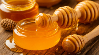 Мед / Изображение сгенерировано Шедеврум от ИИ YandexART/ amic.ru