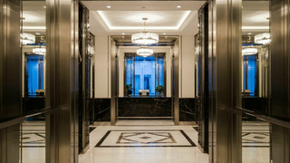 Лифт в отеле / Изображение сгенерировано alice.yandex.ru / amic.ru