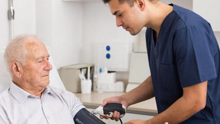 Врач меряет давление пациенту / Изображение сгенерировано GigaChat от Сбера/ amic.ru