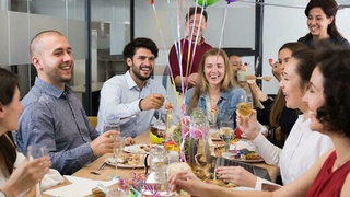 Праздник, посиделки на работе / Изображение сгенерировано GigaChat от Сбера / amic.ru