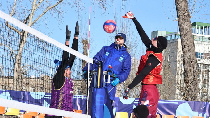 Соревнования по зимнему волейболу в Барнауле / Фото: Екатерина Смолихина / amic.ru