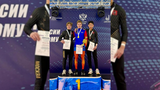 Конькобежец Данил Борисов на пьедестале / Фото: Союз конькобежцев России