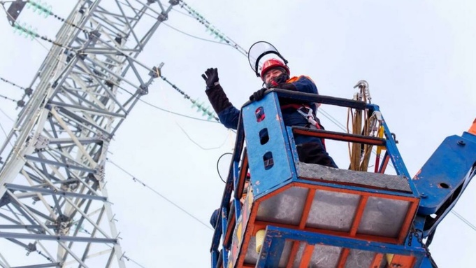 Ремонт линии электропередачи / Фото: @altaigovernment
