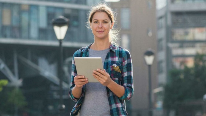 Девушка, самозанятость / Изображение сгенерировано GigaChat от Сбера / amic.ru