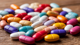 Таблетки / Изображение сгенерировано "Шедеврум" от ИИ YandexART/ amic.ru