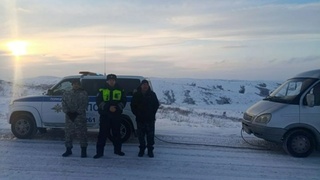 Полицейские помогли водителю / Фото: @gibdd22