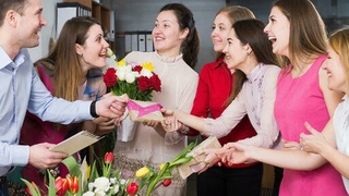 Празднование 8 Марта / Изображение сгенерировано GigaChat от Сбера / amic.ru