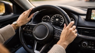 Женщина за рулем / Водитель / Автомобиль / Изображение сгенерировано ИИ ChatGPT / amic.ru