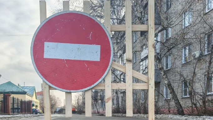 В Барнауле перекрыли улицу из-за коммунальной аварии / Фото: пресс-служба барнаульского водоканала