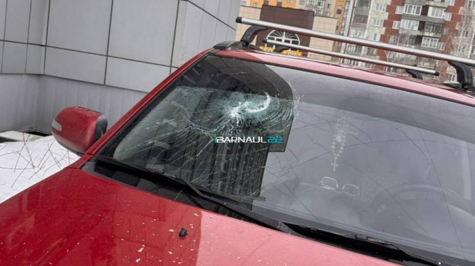 Неизвестные сбросили с балкона бутылки / Фото: "Барнаул 22"