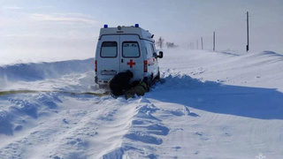 Застрявшая скорая / Фото: ГУ МЧС России по Алтайскому краю