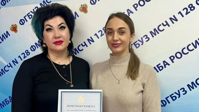 Начальник медико-санитарной части № 128 ФМБА России Татьяна Баранова и активист ЛДПР / Фото предоставлено пресс-службой АРО ЛДПР 