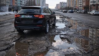 Автомобиль HadKon едет по ямам / Фото: создано в нейросети ChatGPT