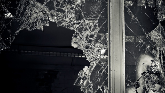 Разбитое стекло / Иллюстративное фото / pxhere.com