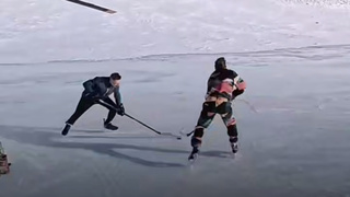 Игра в хоккей возле Белухи / Кадр из видео / Вадим Махоров