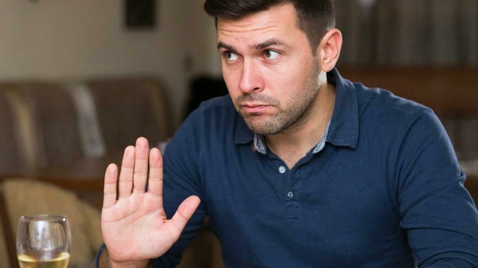 Алкоголь, отказ / Изображение сгенерировано GigaChat от Сбера / amic.ru